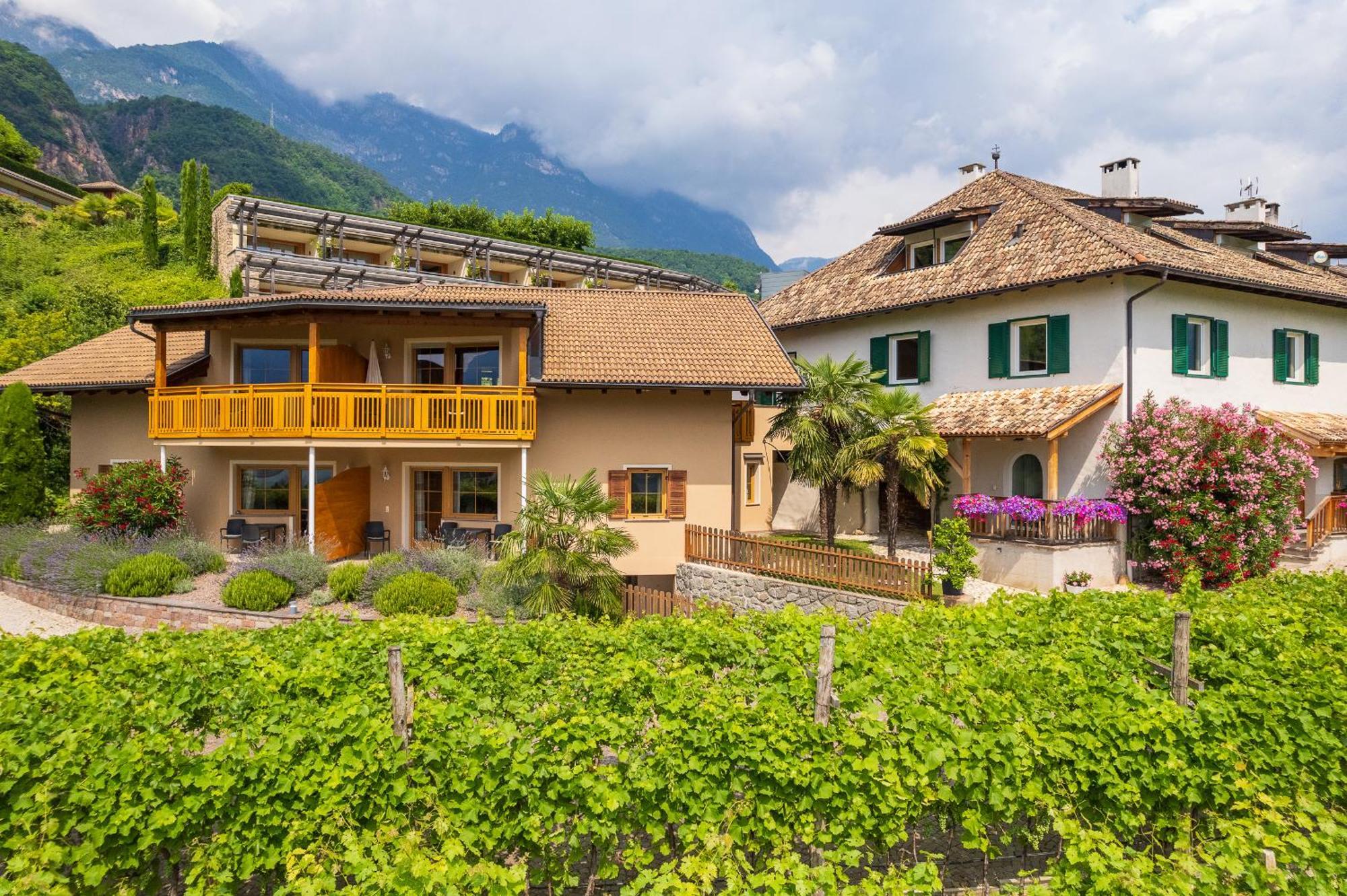 Weinhof Am See Caldaro Bagian luar foto